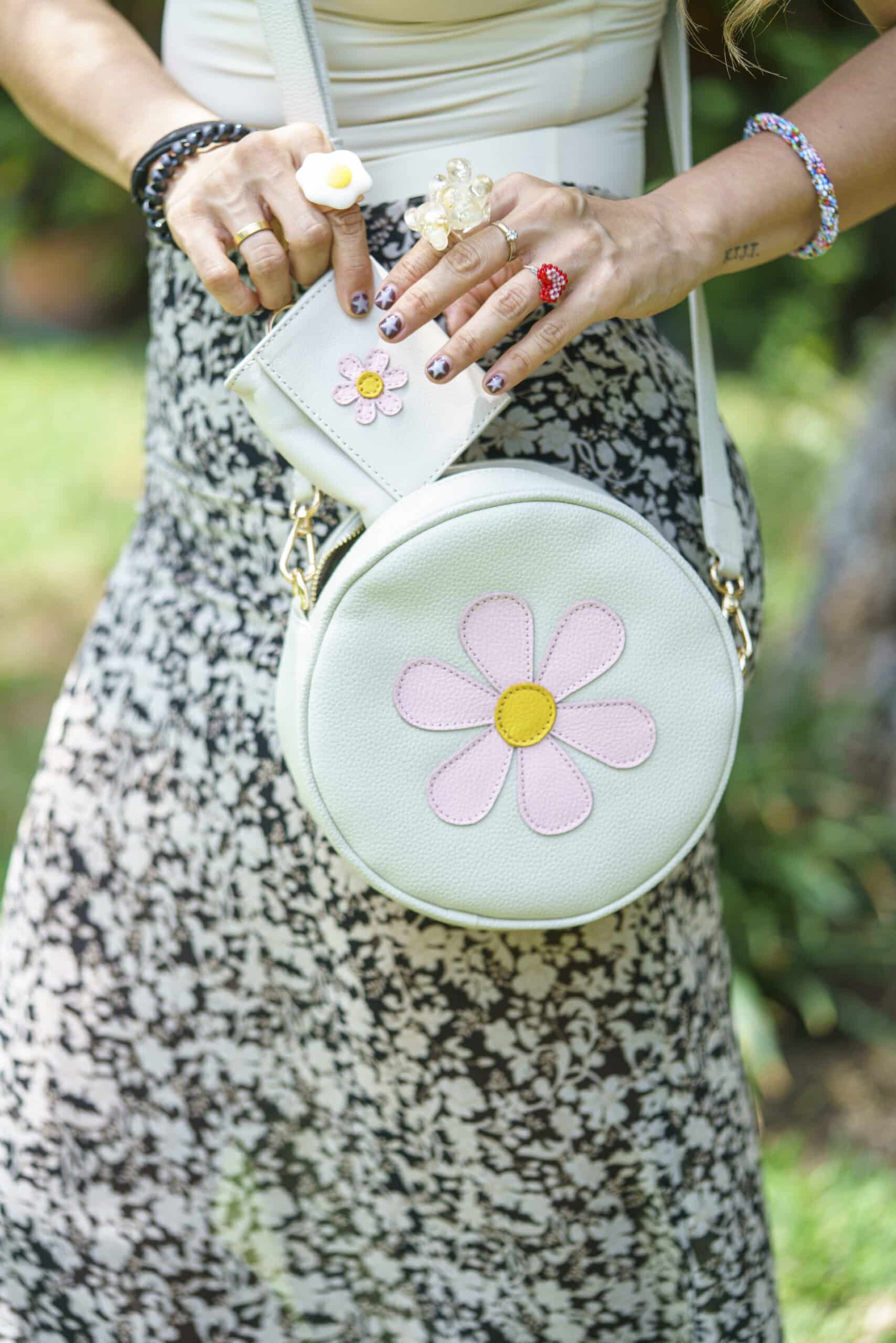 Cartera Giordana blanco humo + flor
