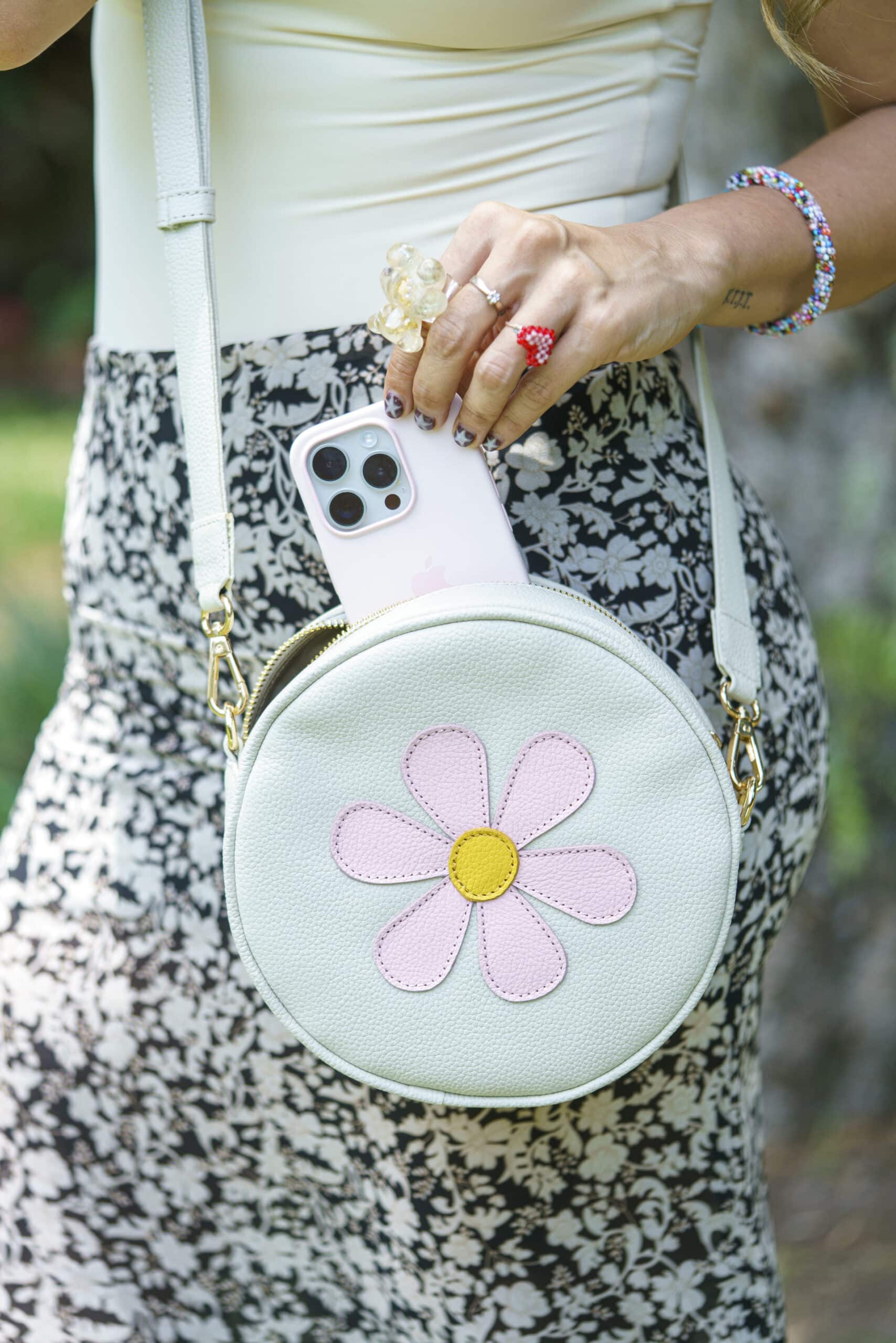 Cartera Giordana blanco humo + flor